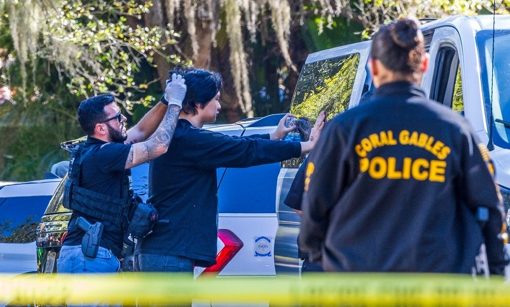 Agentes policiales procesan a migrantes en Coral Gables, Florida, el 28 de enero de 2025. Foto 'Miami Herald' vía Ap
