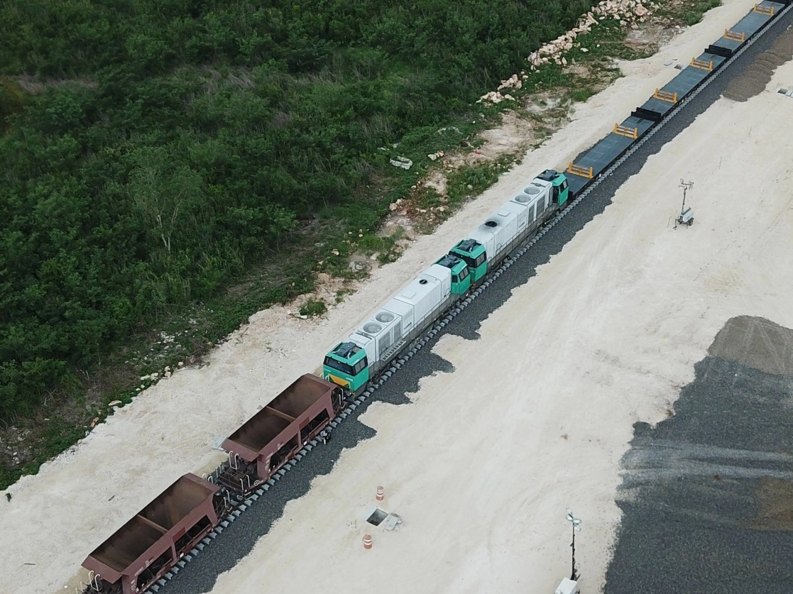 El tramo 2 del Tren Maya lleva gran avance pese a la oposición de grupos defensores del medio ambiente. En Tenabo, municipio de Campeche, ya se pueden ver vagones de carga e incluso lo que podría ser la cabina de la locomotora. Foto Cuartoscuro