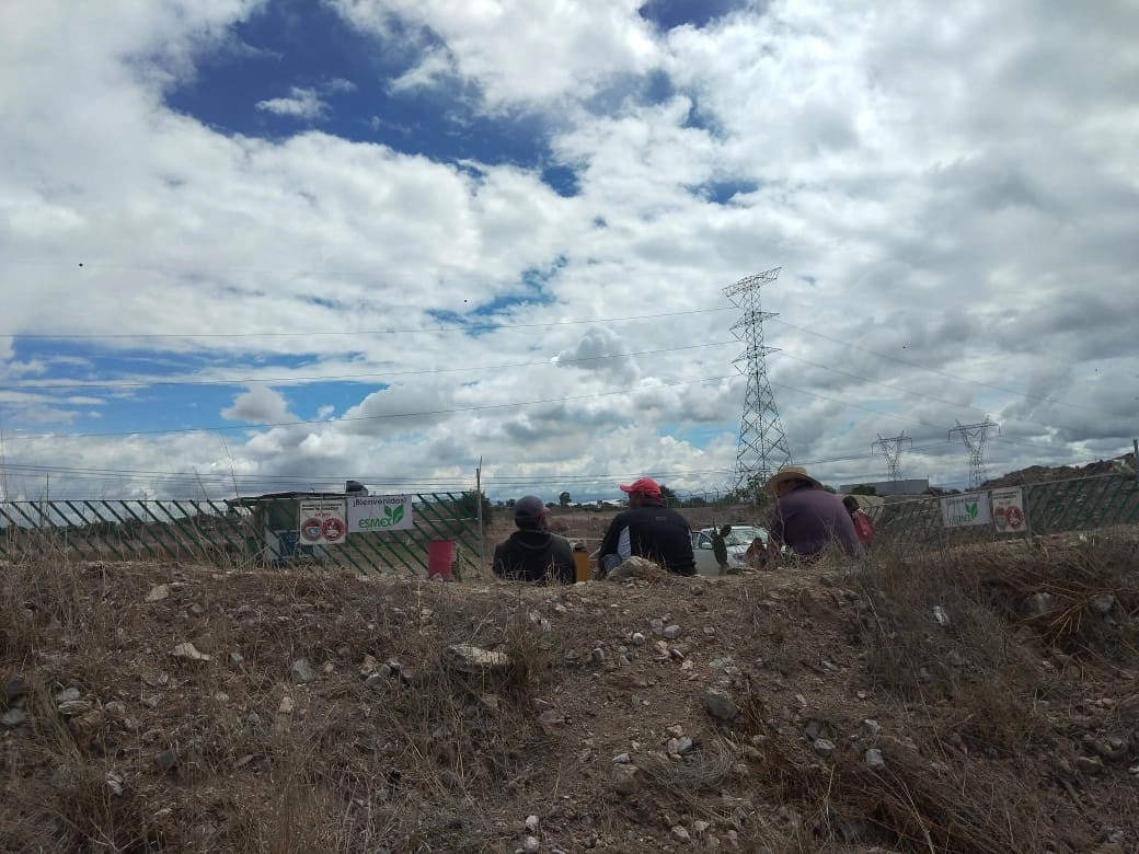 Activistas que se oponen al basurero de Atitalaquia, Hidalgo, resguardan el campamento que instalaron frente a los accesos de la empresa Ecological Solution México para evitar que ingresen camiones con desechos.Foto Juan Ricardo Montoya