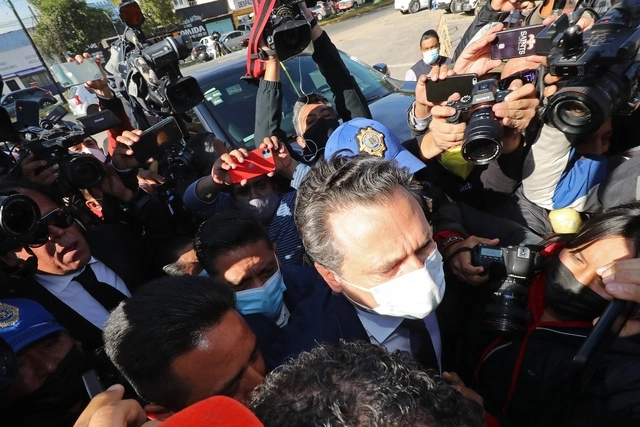 El ex director de Pemex, Emilio Lozoya (c) durante su llegada al Reclusorio Norte el pasado 03 de noviembre de 2021. Foto Roberto García

