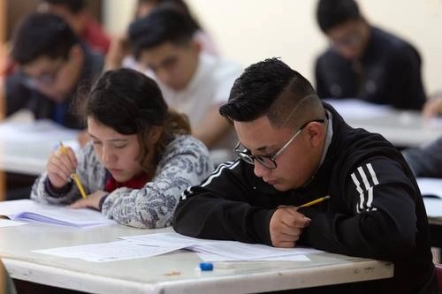 La prueba PISA evalúa los conocimientos y habilidades de estudiantes de 15 años, en matemáticas, lectura y ciencias, a través de exámenes estandarizados de opción múltiple con los que se busca conocer qué tan adecuadamente los alumnos pueden resolver problemas complejos, pensar críticamente y comunicarse de manera efectiva. Foto Pablo Ramos / archivo 