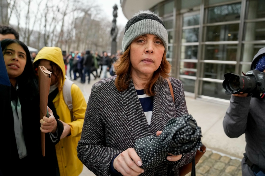 Linda Cristina Pereyra se retira de la corte federal en Nueva York luego de que su esposo Genaro García Luna fue declarado culpable de aceptar sobornos masivos para proteger a los cárteles de la droga en México, el 21 de febrero de 2023. Foto Ap