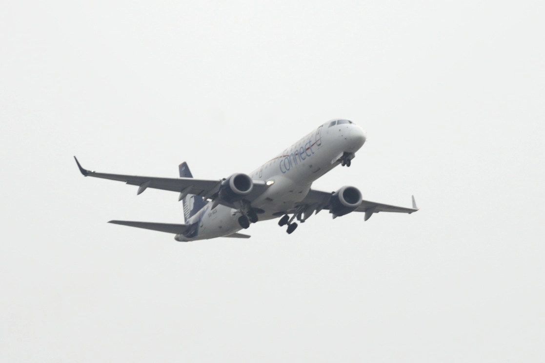Los promoventes que se oponían al rediseño del espacio aéreo argumentaban que las aeronaves generarían ruido excesivo al pasar cerca de sus hogares. Foto Roberto García Ortiz/Archvo