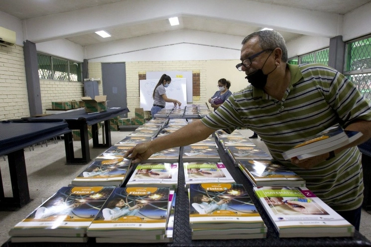 La Comisión Nacional de Libros de Texto Gratuitos también impugnó la suspensión provisional que un juez federal le concedió a la la Unión de Padres de Familia. Foto Cuartoscuro