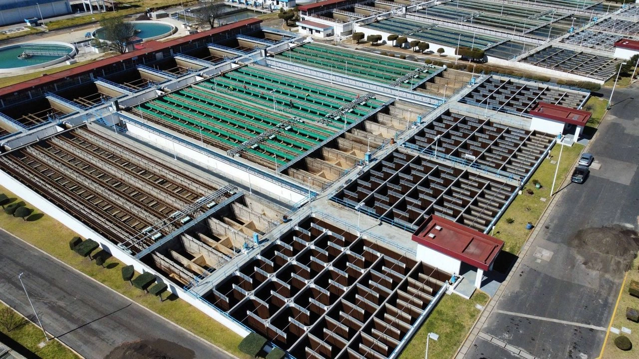 Es necesario producir agua dulce en grandes volúmenes mediante la desalación y bombearla desde las costas al interior del territorio nacional. Foto