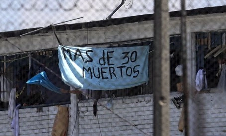 El gobierno de Colombia aseguró que en la prisión La Modelo hubo un motín e intento de fuga, pero activistas por los derechos de los internos aseguraron que las autoridades reprimieron a reos que protestaban pacíficamente por las condiciones que, según ellos, podrían exacerbar los contagios por coronavirus. El conflicto comenzó el sábado por la noche. Foto Afp
