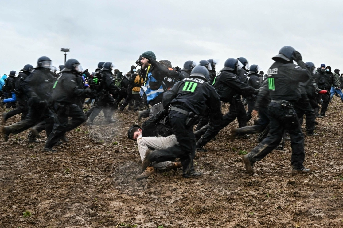 Cientos de militantes anticarbón trataron de penetrar en zonas prohibidas de una mina de lignito, por lo que la policía cargó contra los manifestantes. Foto Afp.