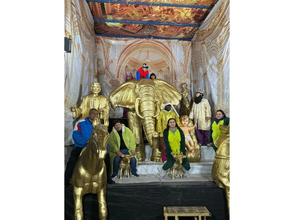 Las familias acuden a tomarse la tradicional fotografía con Melchor, Gaspar y Baltasar en el Monumento a la Revolución. Foto Luis Castillo