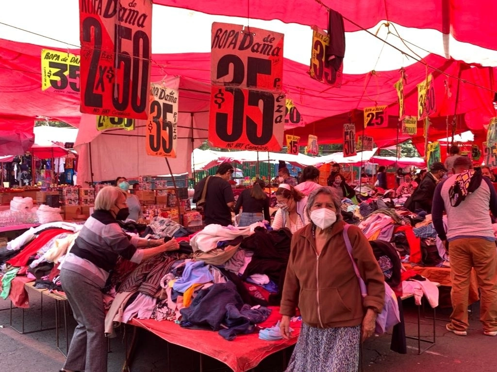 Ciudadanos acuden al tianguis de Mixiuhca para comprar diversos productos, en la alcaldía Iztacalco, en la capital del país. Foto María Luisa Severiano / Archivo