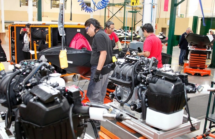 Al inicio de la pandemia se perdieron 12.9 millones de empleos y en los últimos cuatro años se han generado 16.6 millones de plazas. En la imagen, planta de Bombardier en Querétaro. Foto Notimex