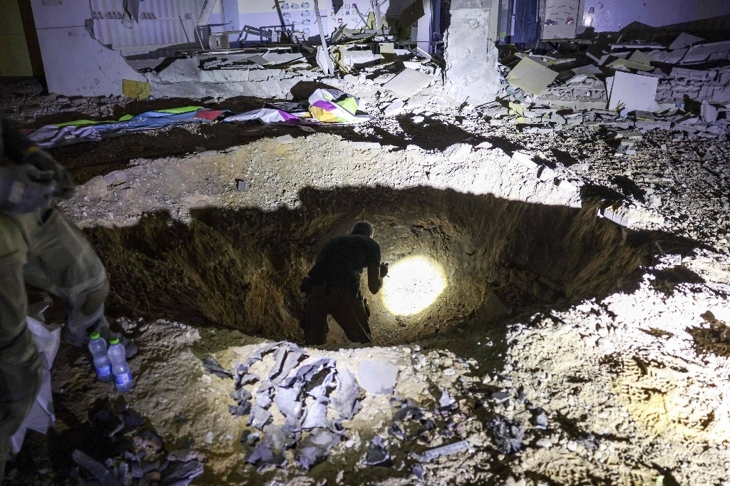 Edificio escolar dañado en la ciudad israelí de Gadera tras ataque iraní. Foto Afp 