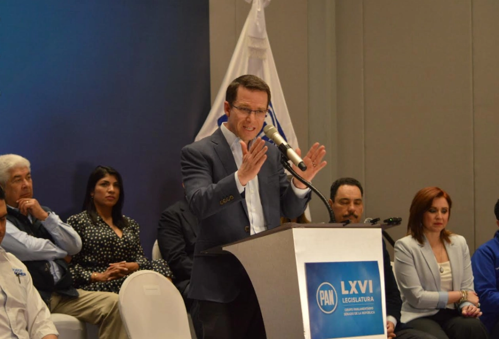 "Hay una renovación en nuestra coordinación (...) Después de un proceso de haber hablado con cada uno de los que componen este grupo parlamentario, escuchando sus ideas, la noción de lo que consideramos debe ser un trayecto y destino desde el grupo parlamentario senatorial del PAN, por convicción personal y porque es el resultado de una mayoría decidí nombrar como coordinador a Ricardo Anaya", expuso Jorge Romero. Foto de Claudio Bañuelos