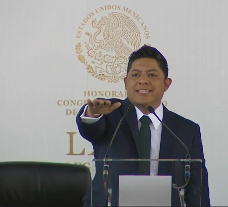 José Ricardo Garllardo, gobernador de San Luis Potosí, durante su toma de protesta. Foto La Jornada 