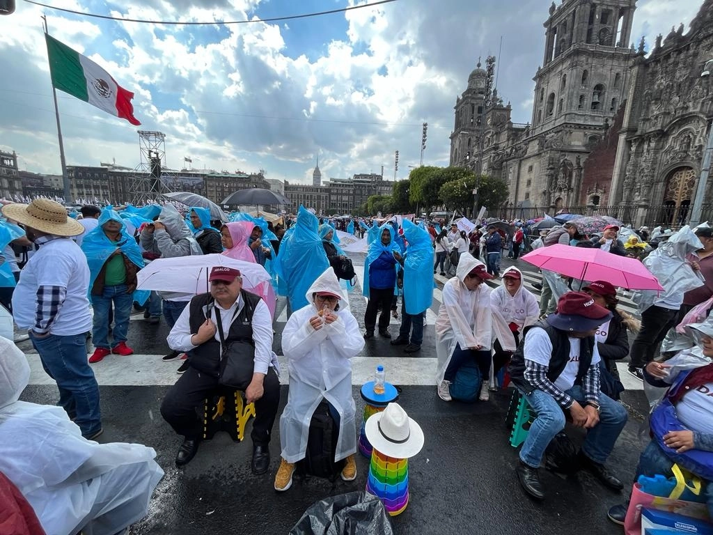 La llovizna no impidió que los simpatizantes de la 4T esperan el arribo del presidente el Zócalo capitalino. Foto María Luisa Severiano