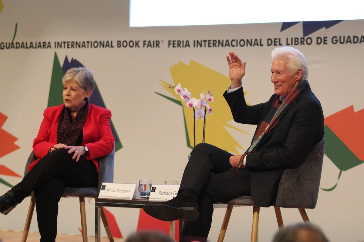 Richard Gere, acompañado por Alicia Bárcena, titular de la Secretaría de Medio Ambiente y Recursos Naturales, habló de su proyecto de ecológico Sierra a mar en el estado de Jalisco. Foto 