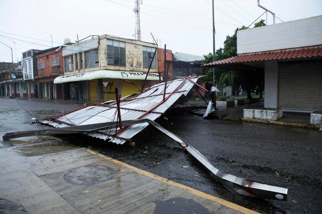 Una estructura caída bloquea una calle después del paso del huracán 'Rick' en Lázaro Cárdenas, Michoacán, el 25 de octubre de 2021. Foto Ap