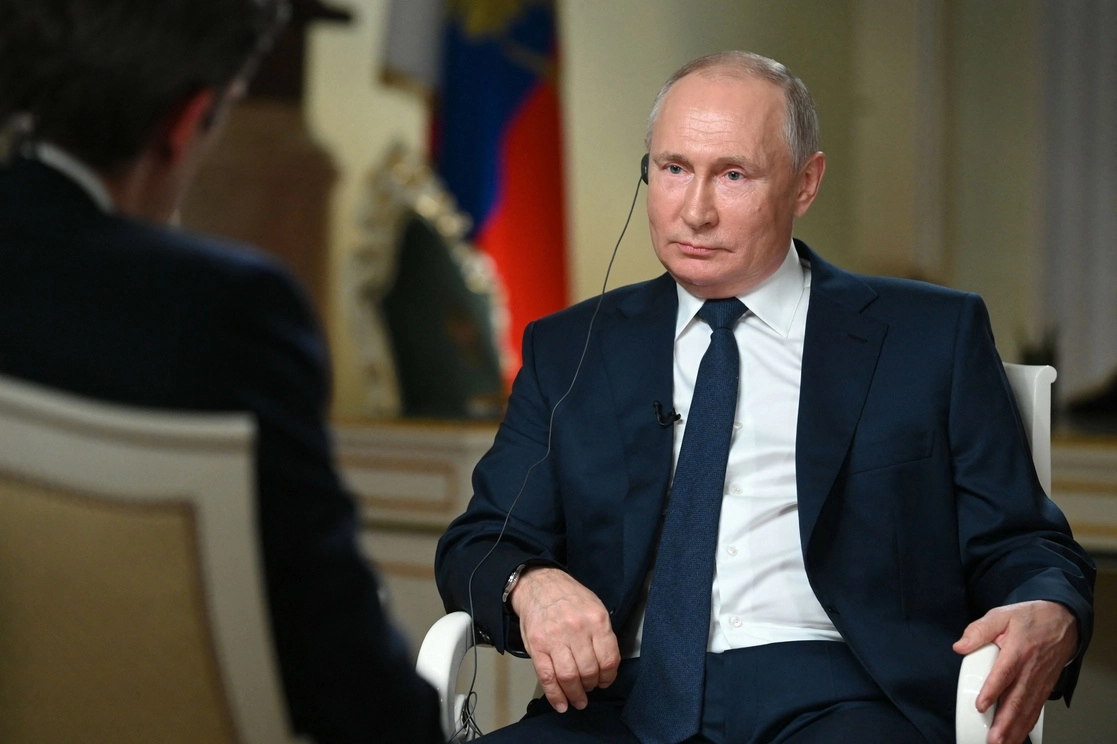 El presidente de Rusia, Vladimir Putin, durante una entrevista el periodista de NBC News, Keir Simmons, en Moscú el 11 de junio de 2021, previo a una reunión con su homólogo de EU, Joe Biden. Foto Sputnik / Afp