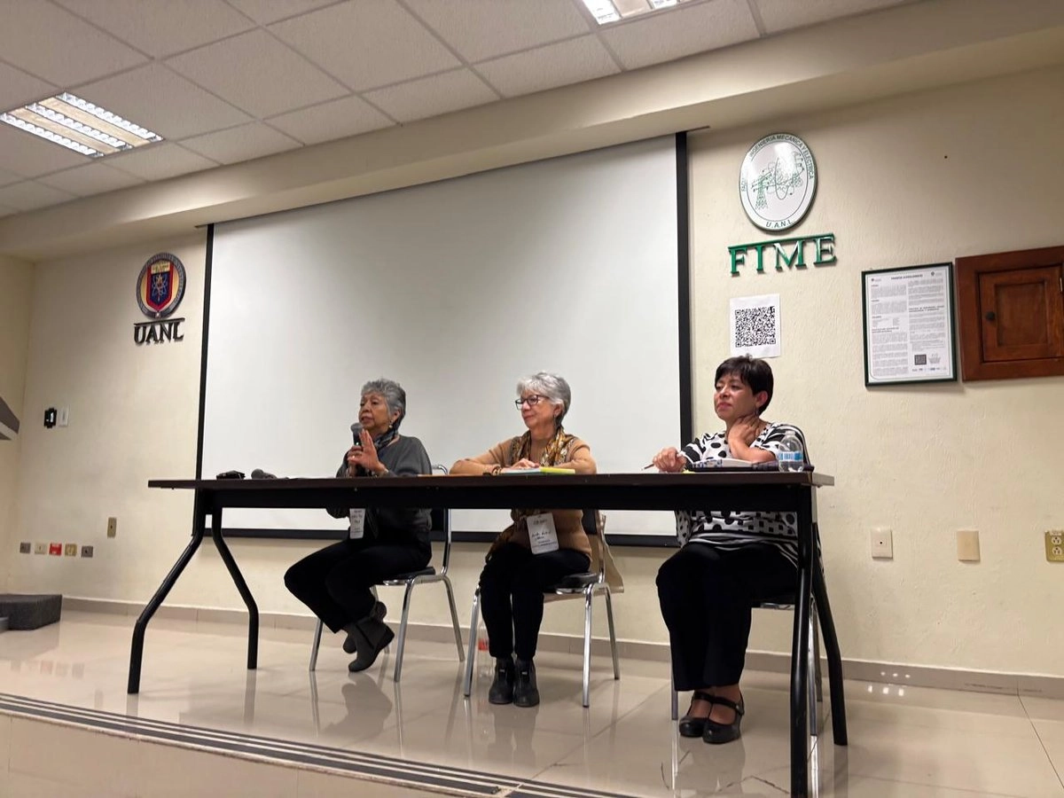 Reunidas en la Facultad de Ingeniería de la Universidad Autónoma de Nuevo León, Catalina Olga Maya Alfaro, profesora-investigadora de la Universidad Intercontinental;  y Leticia Montaño Sánchez, profesora- investigadora del Departamento de Investigaciones Educativas (DIE) Cinvestav, presentaron el estado del conocimiento sobre la labor que realizan los maestros de escuela multigrado.