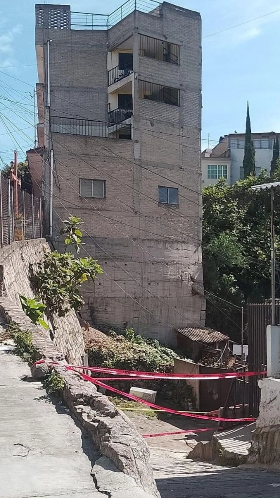 Aspectos del edificio en riesgo. Foto La Jornada
