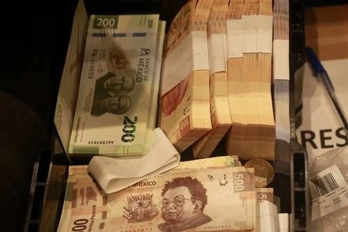 Pesos mexicanos de diversas denominaciones en imagen de archivo. Foto Luis Castillo 