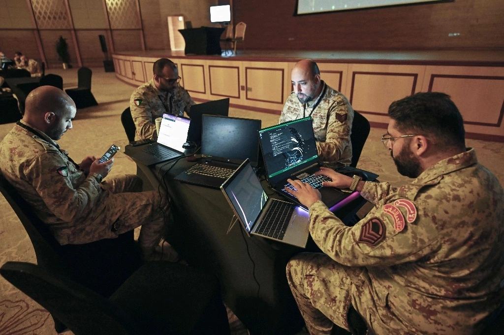 Los participantes del ejército kuwaití asisten a una sesión de la "Competencia del Mejor Guerrero Cibernético" en el Ministerio de Defensa en la ciudad de Kuwait el 29 de octubre de 2024. Foto Afp