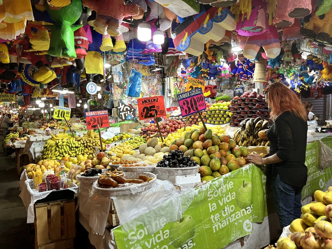 Venta de frutas en el mercado de Jamaica, en la Ciudad de México. Foto María Luisa Severiano / Archivo