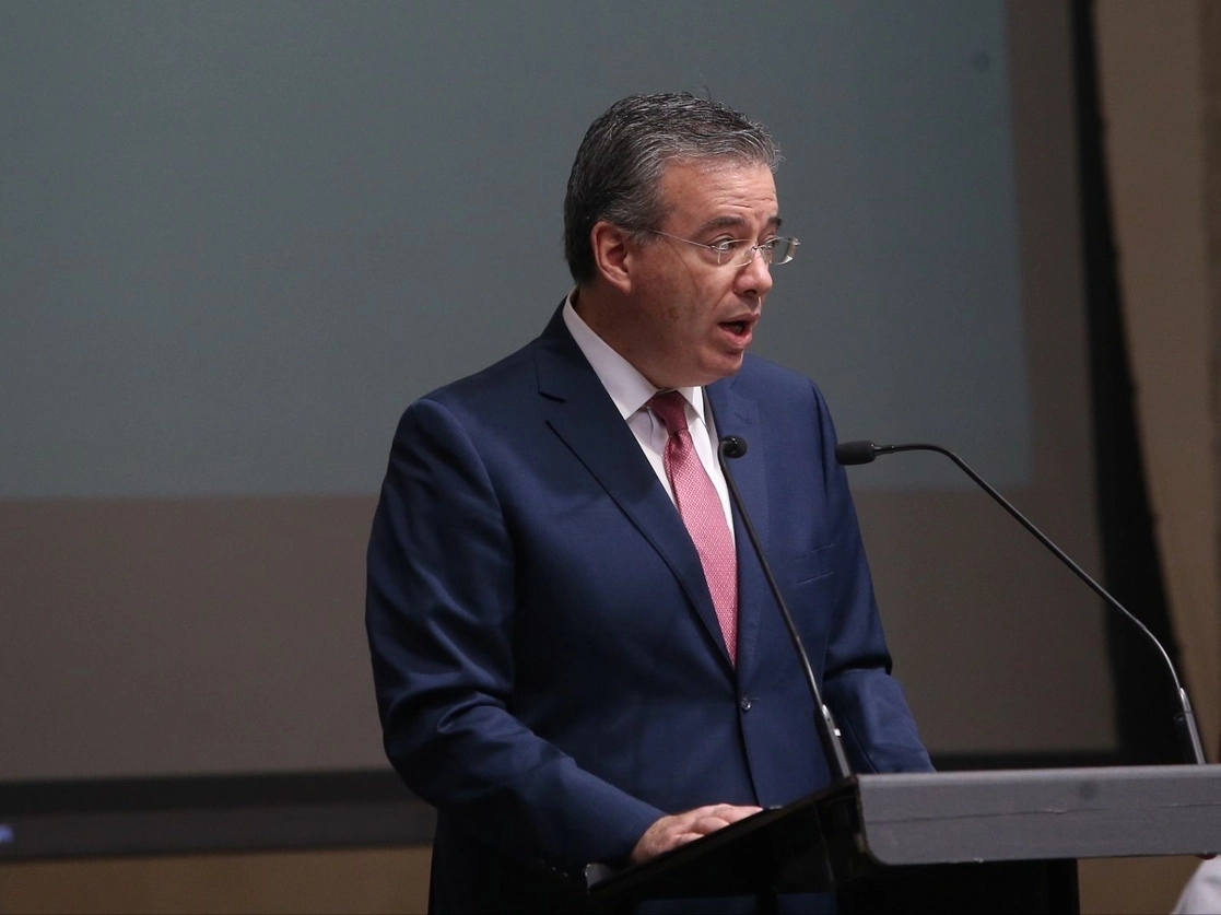 Alejandro Díaz de León alertó que la reforma a la ley del banco central afectaría el cumplimiento de sus objetivos, su capacidad para hacer o recibir pagos en nombre del gobierno federal, así como generar y mantener acuerdos internacionales. Foto Jesús Villaseca / Archivo