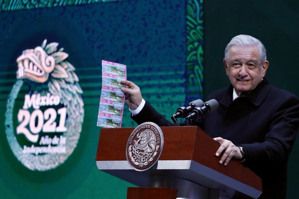 El presidente Andrés Manuel López Obrador sostiene los boletos del sorteo especial. Foto Roberto García 