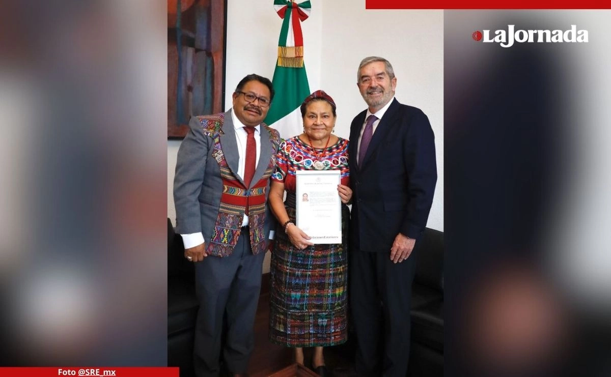 La Premio Nobel de la Paz 1992, Rigoberta Menchú, recibió este miércoles su carta de naturalización como mexicana. Foto 