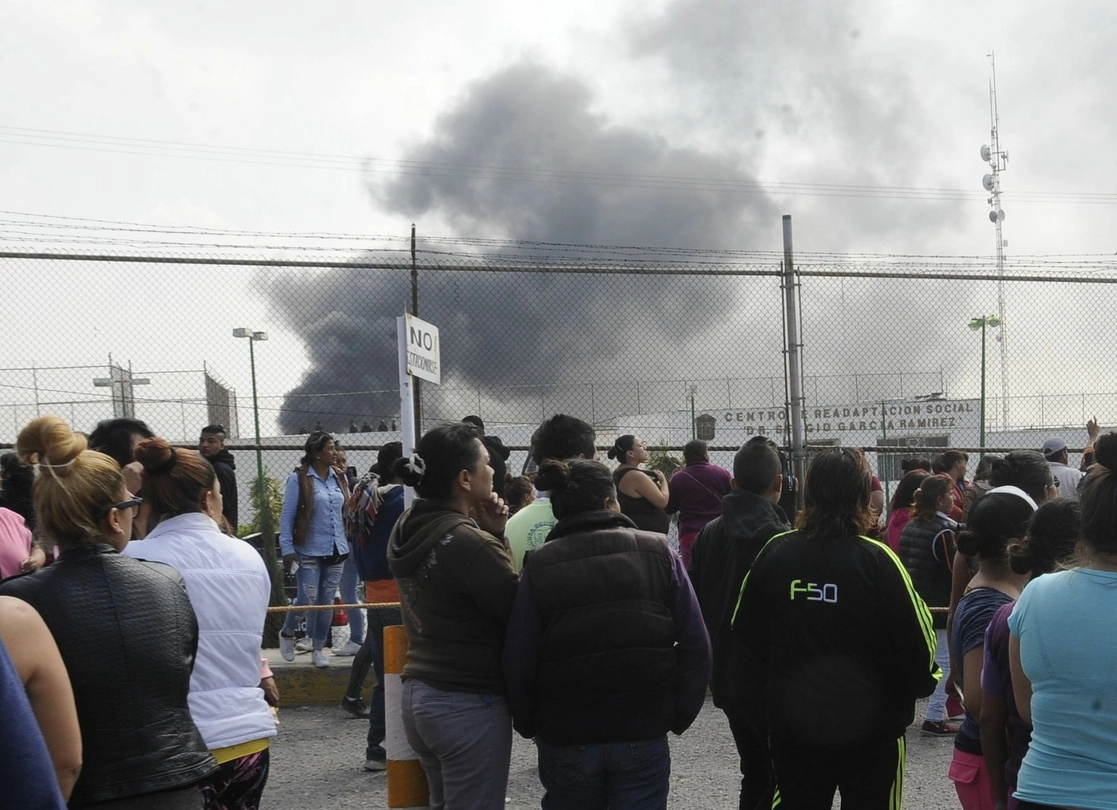Familiares de reclusos del penal de Chiconautla en el municipio mexiquense de Ecatepec piden informes de sus parientes tras reportarse un motín, en 2017. Foto Cuartoscuro