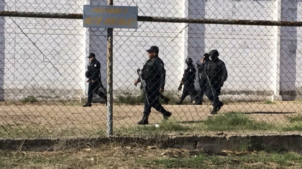 Policías rondan el penal de Aguaruto, en Culiacán, en imagen de archivo. Foto Cuartoscuro