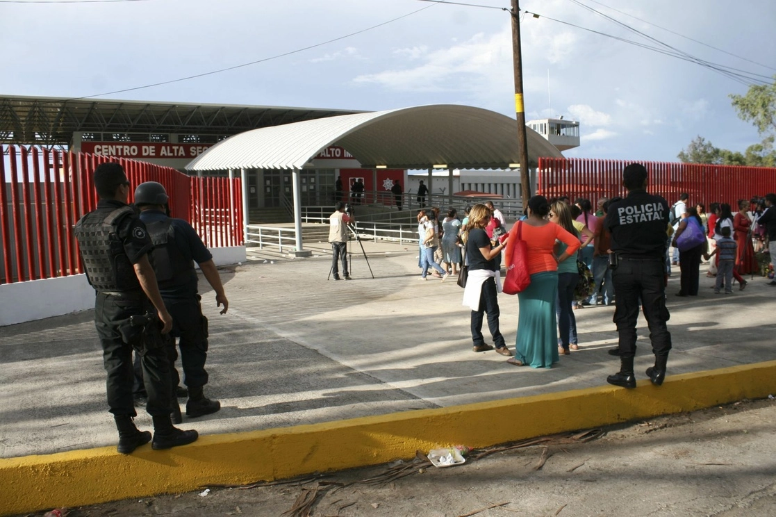 Entrada al penal David Franco Rodríguez, mejor conocido como Mil Cumbres, en Morelia, Michoacán. Foto Cuartoscuro / Archivo