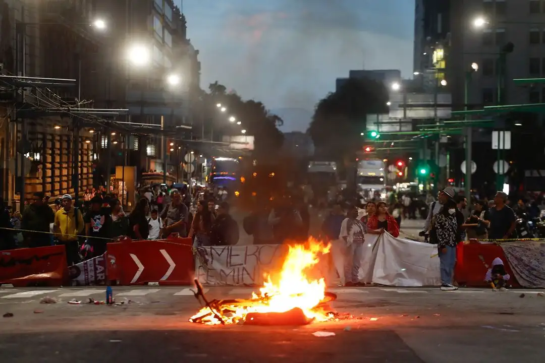 Destrozos de las feministas que exigen ser recibidas por autoridades capitalinas. Foto