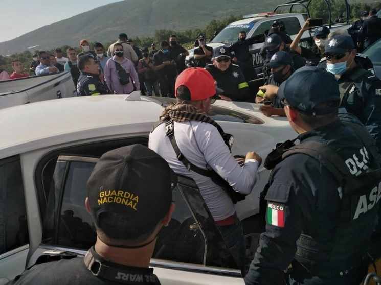 Agentes de ambas corporaciones. Foto La Jornada