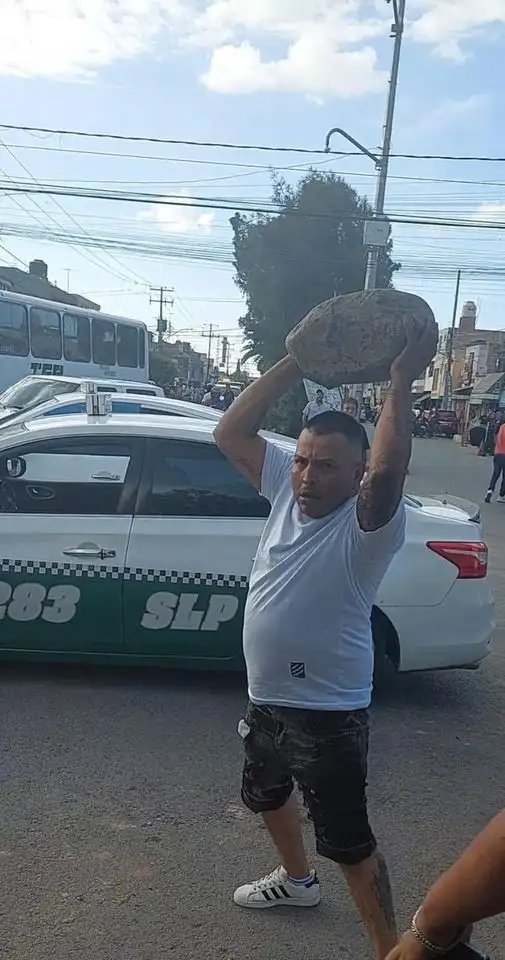 La riña entre taxistas y choferes por aplicación se produjo durante un operativo de inspección de la SCT. Foto 'La Jornada' 