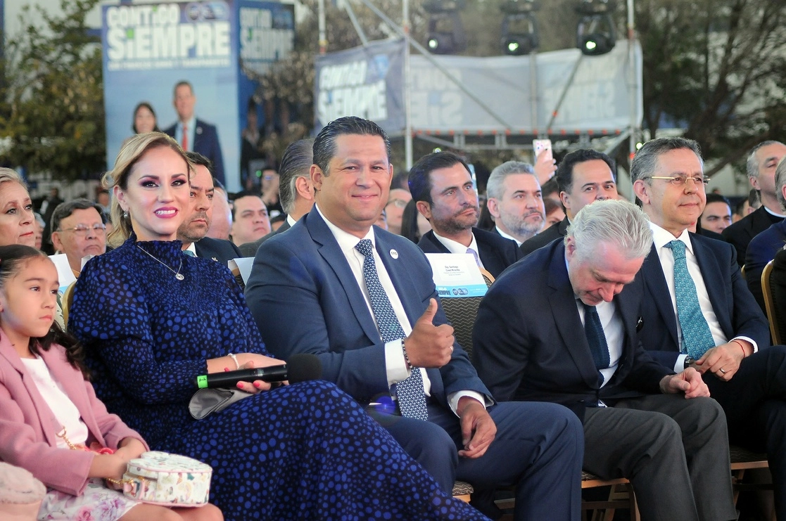 Diego Sinhué posa para los medios durante su informe de gobierno. Foto Carlos García