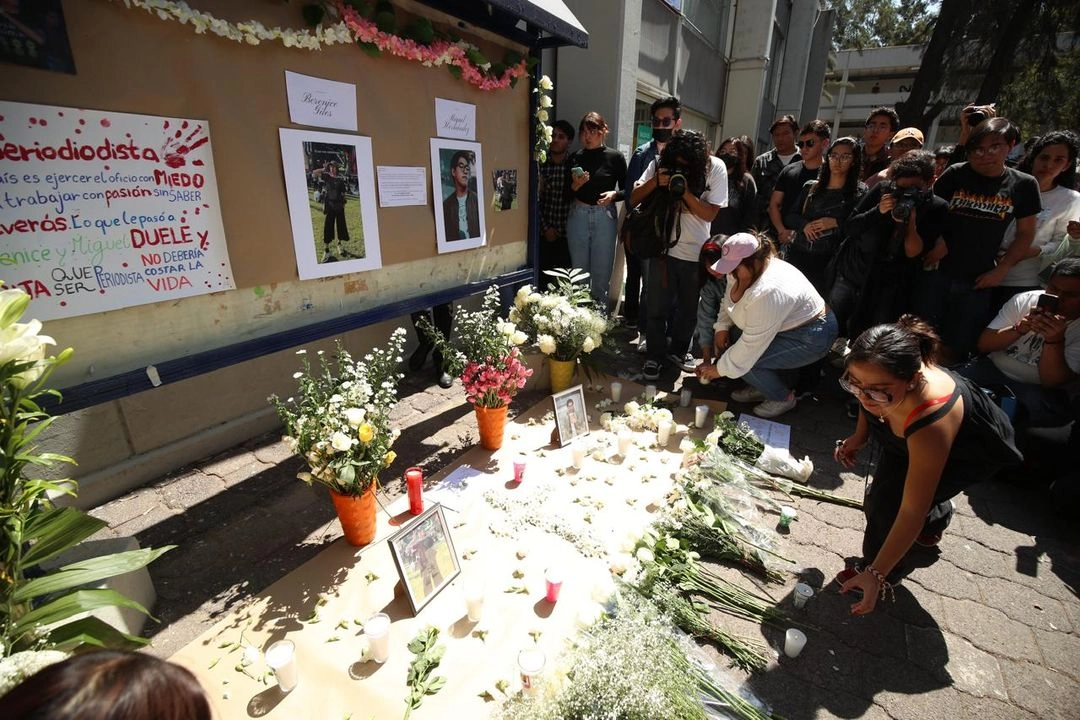 El director de la carrera de Comunicación y Periodismo de la FES Aragón, Edgar Lara, encabeza un homenaje póstumo a Berenice Giles y Miguel Rojas, fotógrafos fallecidos en el festival AXE Ceremonia en el parque Bicentenario, en el patio central de la facultad de la UNAM, el 7 de abril de 2025.
