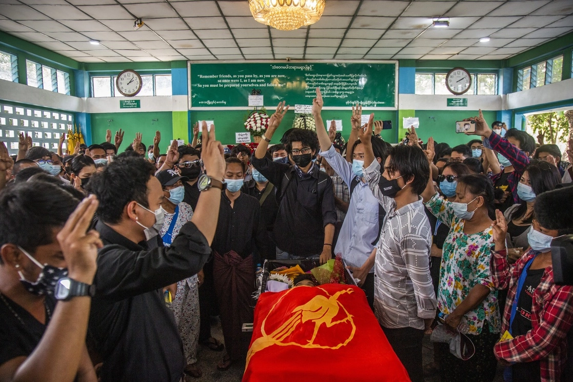 Los homenajes se multiplicaron este martes en los funerales de decenas de manifestantes prodemocráticos asesinados en los últimos días en Myanmar. Foto Ap 