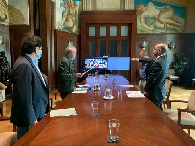 El secretario de salud Jorge Alcocer Varela (c,izq) tomó protesta al doctor Ángel Antonio Arauz Góngora (c,der) como director general del Instituto Nacional de Neurología. Foto tomada de la cuenta de Twitter @SSalud_mx