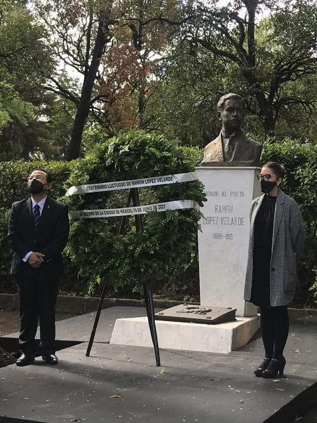 La funcionaria (derecha) durante la ceremonia. Foto 'La Jornada'