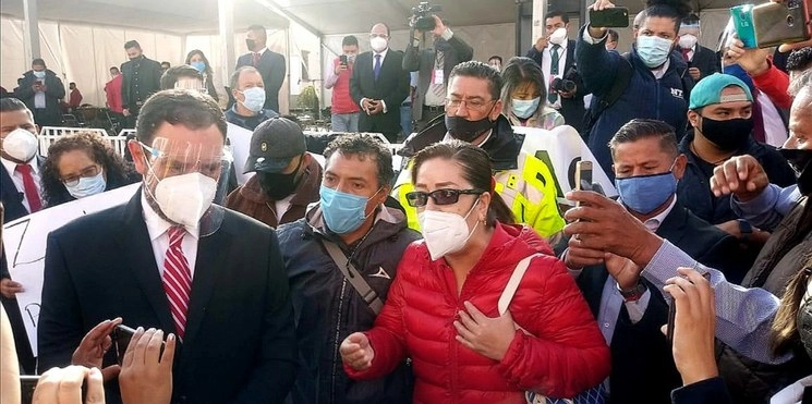 El gobernador de Zacatecas al llegar al Congreso local. Foto La Jornada
