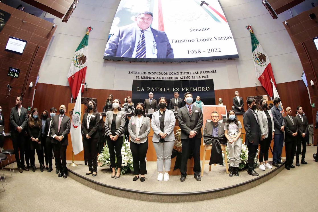 Los 10 hijos del senador López Vargas montaron la última guardia de honor y enseguida se guardó un minuto de silencio a su memoria y a la de su esposa, Pilar Hernández Morales. Imagen tomada de https://twitter.com/senadomexicano