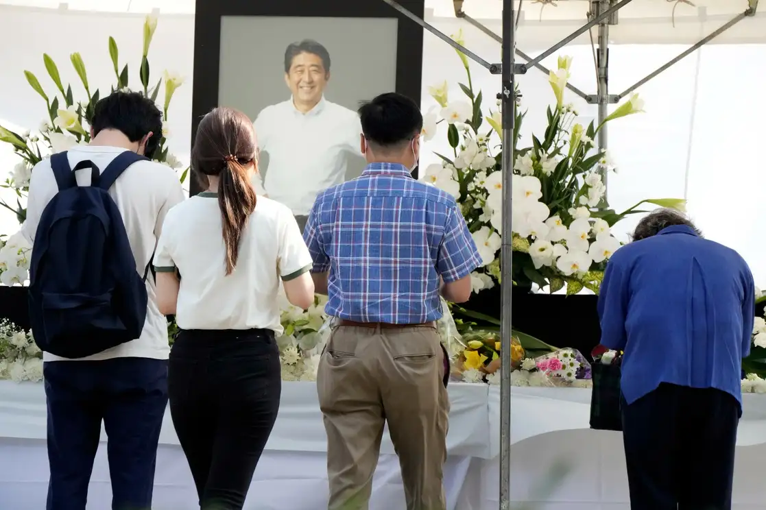 Ciudadanos ofrecen flores y oraciones por el ex primer ministro japonés Shinzo Abe en el templo Zojoji, antes de su funeral, en Tokio, el 11 de julio de 2022. Foto Ap