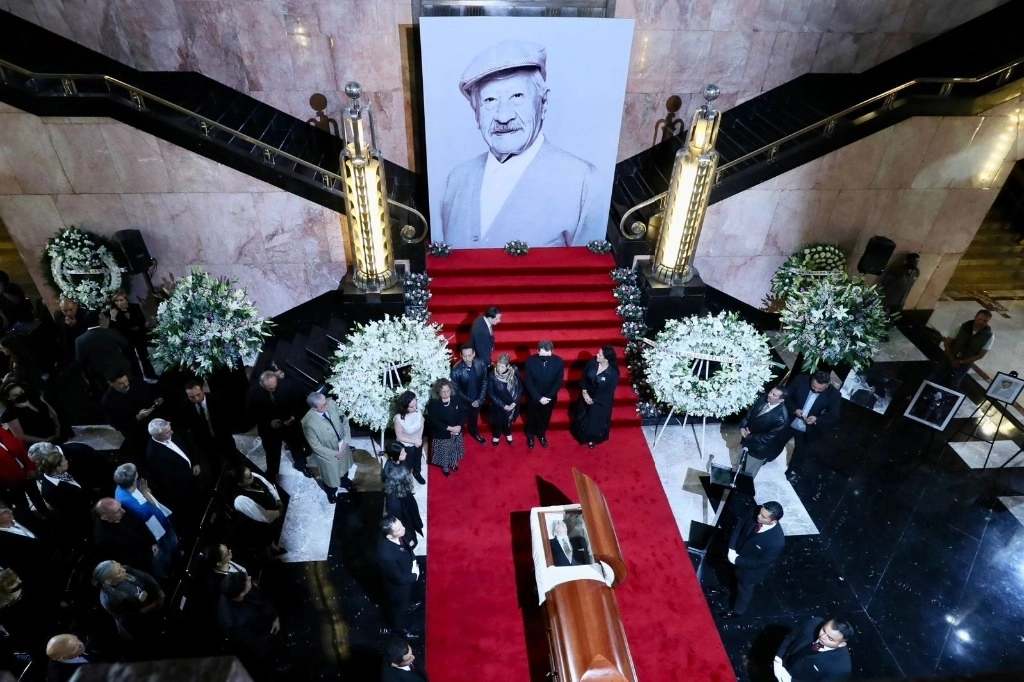 Durante el homenaje en Bellas Artes se recordó el talento, la fructífera trayectoria y sobre todo la generosidad de López Tarso. Foto Roberto García Ortiz
