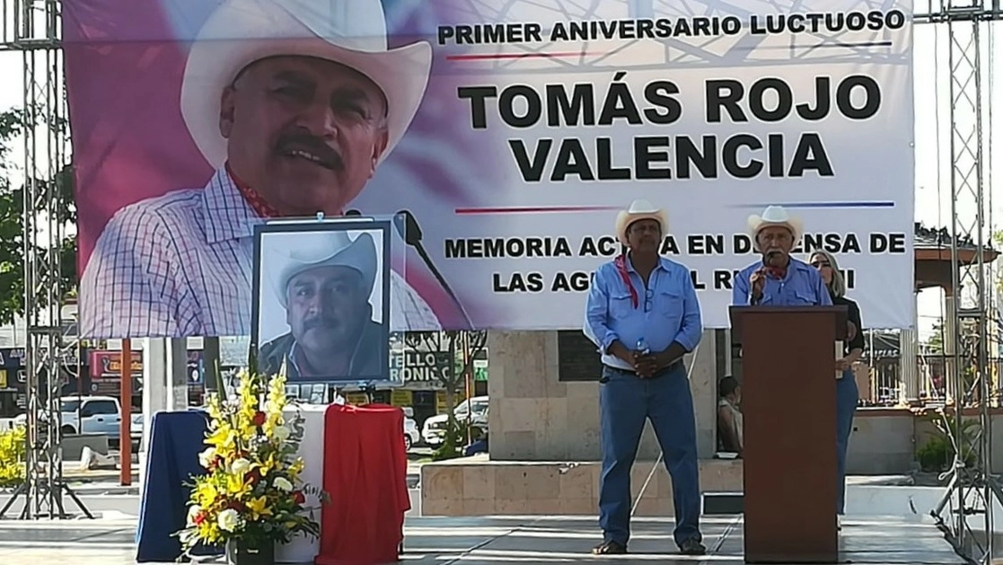 Familiares, miembros de la tribu yaqui e integrantes del Movimiento Ciudadano por el Agua rindieron un homenaje a Tomás Rojo Valencia. Foto Cristina Gómez Lima