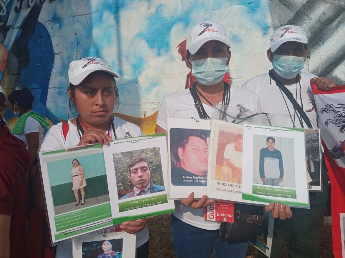 “Esto es un homenaje a la población que quedó aquí muerta en el accidente. Que su sangre sea esa semilla que germine para la exigencia de los derechos de las poblaciones migrantes”, dijo Catalina López, una de las integrantes de la caravana de madres y padres de migrantes centroamericanos en Chiapa de Corco, Chiapas, el 3 de mayo de 2022. Foto ‘La Jornada’