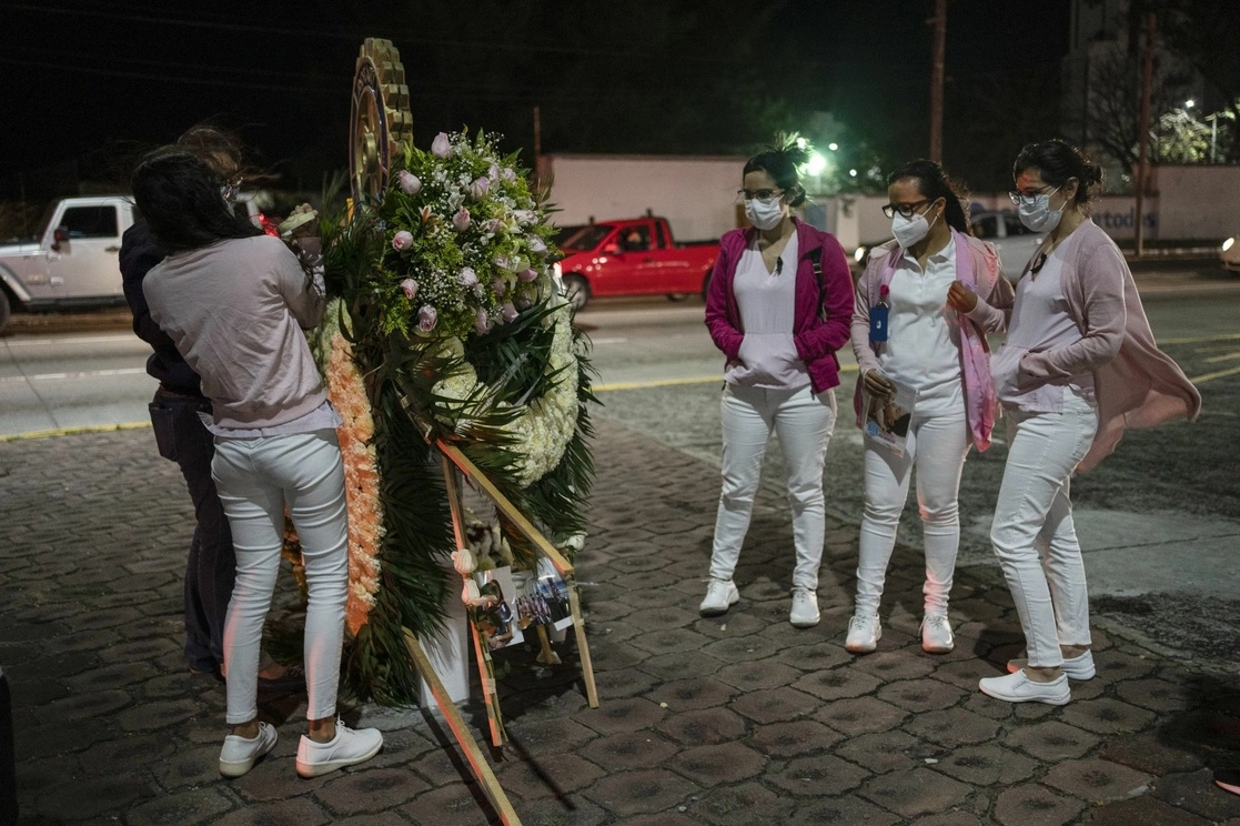 Amigos y compañeras de trabajo de la nutrióloga Samara Aurora Arroyo Lemarroy, colocaron ofrendas florales, veladoras y fotos en la zona turística de Boca del Río, Veracruz. Foto Cuartoscuro