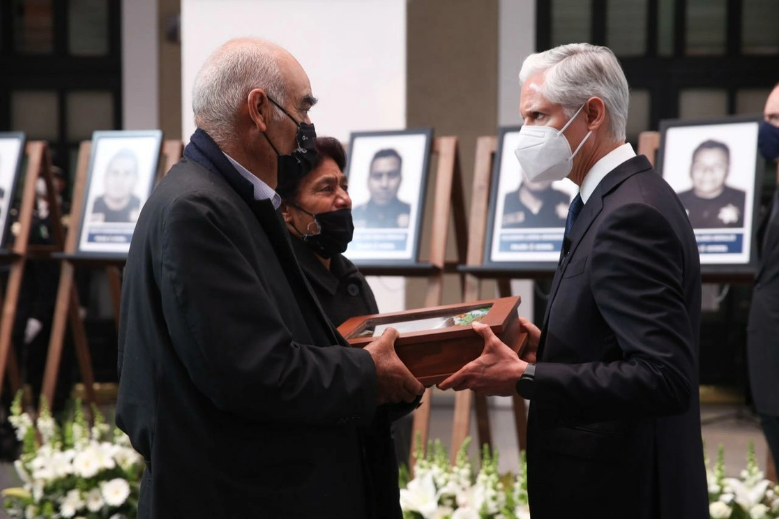 El gobernador del estado de México, Alfredo Del Mazo Maza, encabezó el homenaje a los policías asesinados en Coatepec Harinas y Almoloya de Alquisiras, el 22 de marzo de 2021. Foto La Jornada