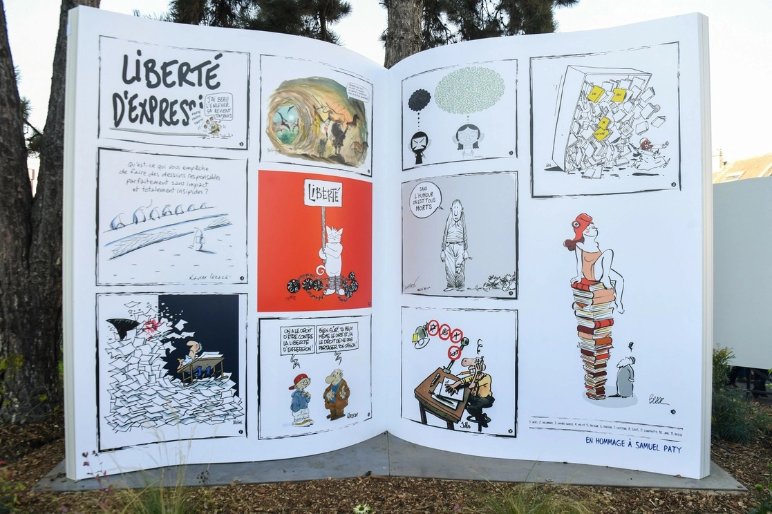 Escultura que fue develada en la ceremonia de homenaje a Samuel Paty, profesor de historia y geografía francés, en Conflans-Saint-Honorine, en París, el 16 de octubre de 2021. Foto Afp