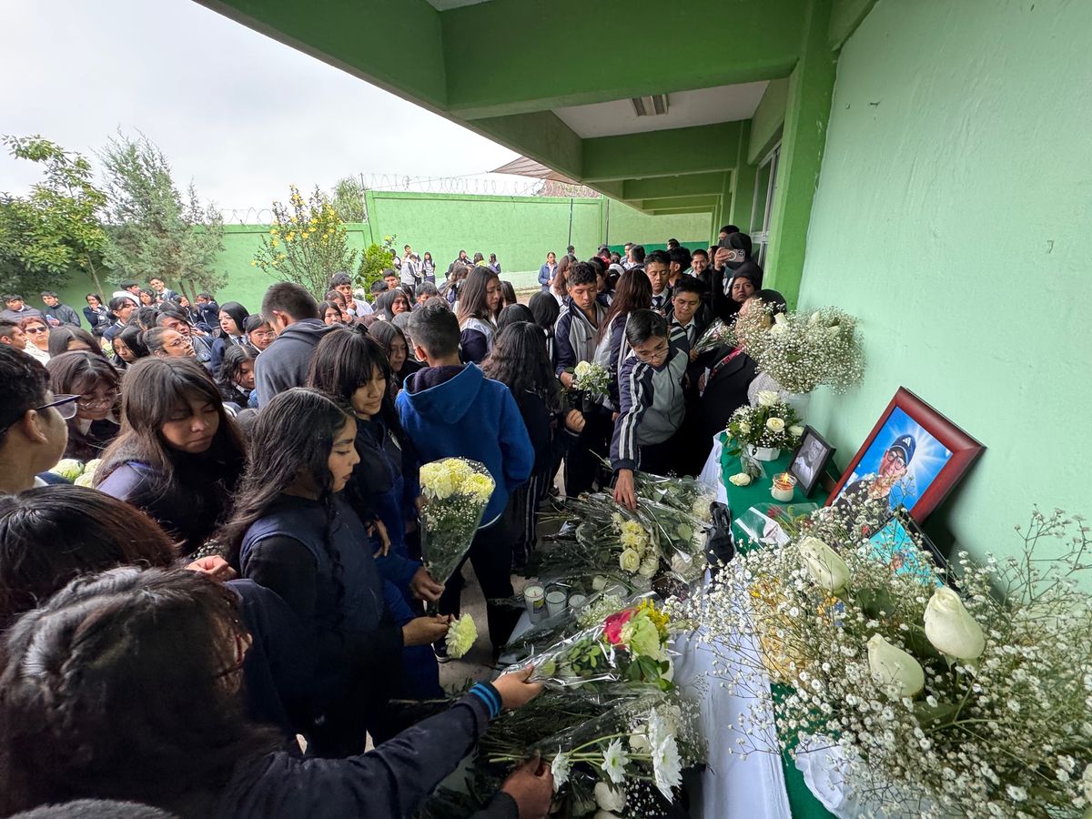 Rinden homenaje a profesor de preparatoria que falleció en explosión en Iztapalapa